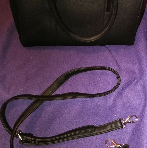 Kenneth Cole black purse with a shoulder strap - Picture 3 of 4